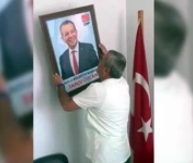 Belediye başkanının resmini çöpe attılar…