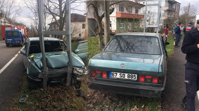 Elektrik direğine çarptı: 2 yaralı