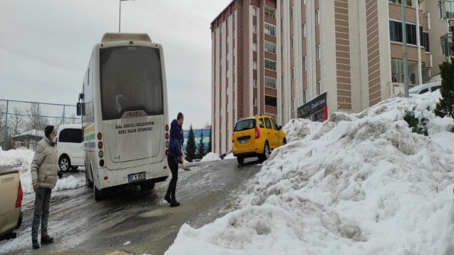 Otobüs buzlu yolda kaydı...