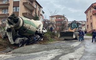 Beton mikser üzerine devrildi...