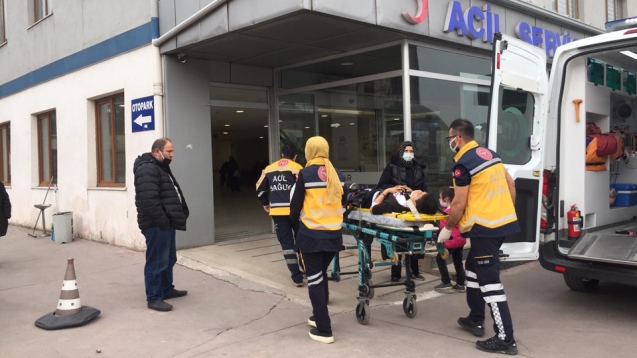 Ana yola çıktığı sırada otomobile çarptı.