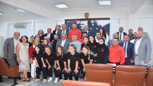 KDZ EREĞLİ LİSESİ KIZ FUTSAL TAKIMI, ALTINLA ÖDÜLLENDİRİLDİ