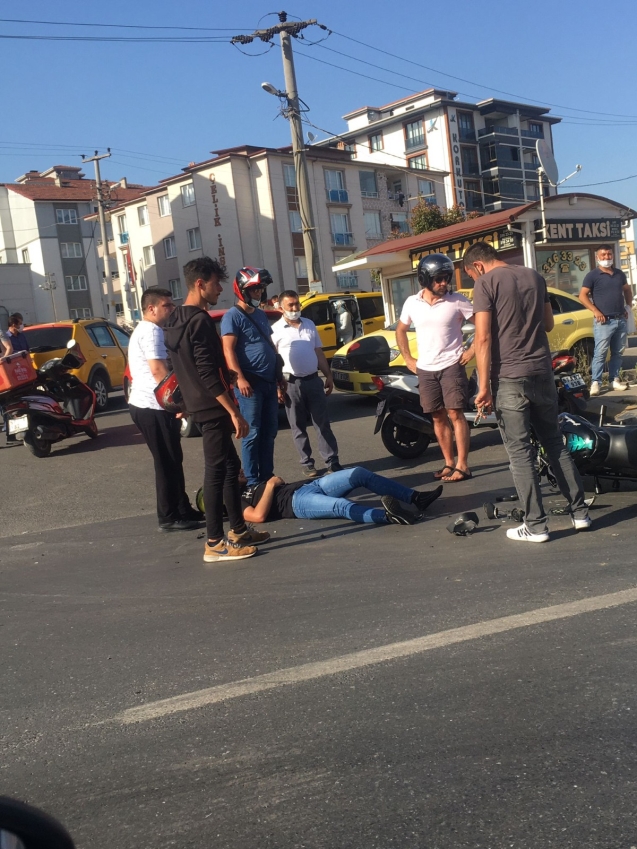 Motosiklet, ticari taksi ile çarpıştı..1 yaralı...