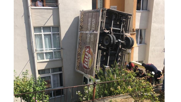 Apartman boşluğuna uçtu...