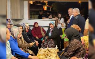 2 asırlık gelenek; 3 saat boyunca topluca mısır soydular...