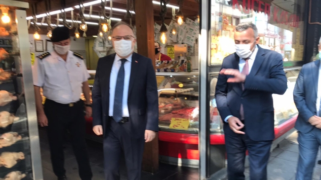 Vali Mustafa Tutulmaz vatandaş ve esnafları denetliyor...