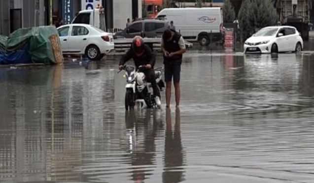 Sağanak yağış nedeniyle yollar suyla doldu