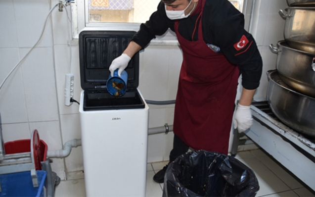 Kompost cihazı ile yemek artıklarından gübre üretiliyor...