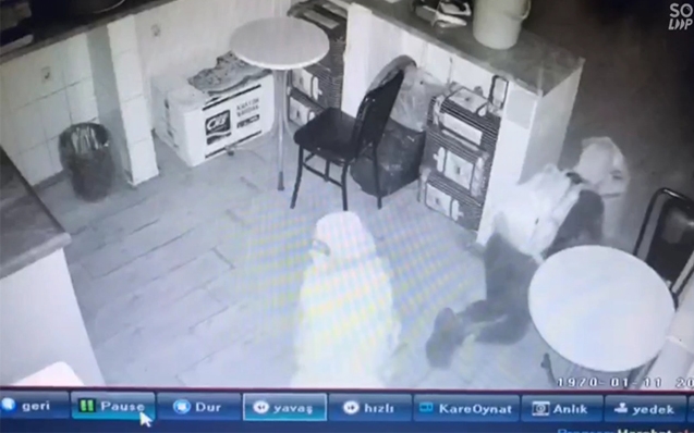Büfe fareleri yakalandı...Hırsızlık anı kameralara yansıdı