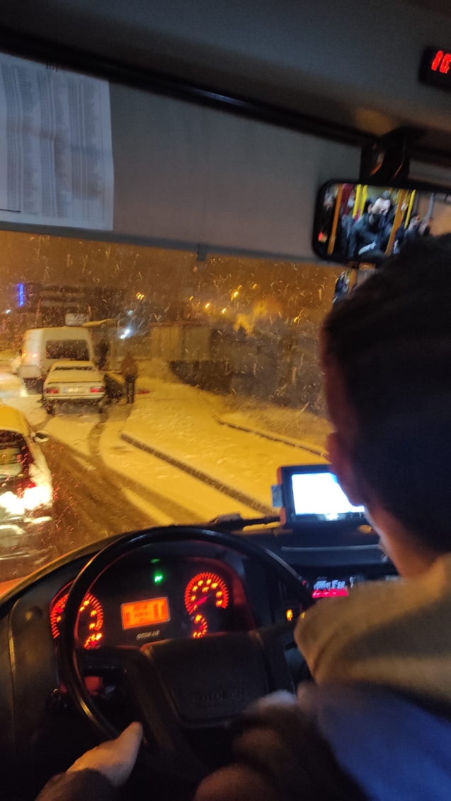Yoğun kardan, trafik durma noktasına geldi...