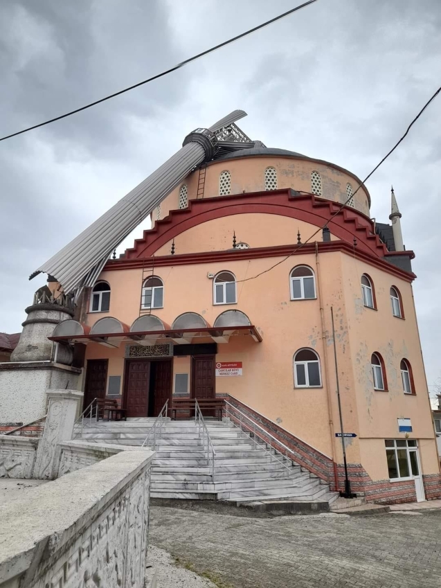 Fırtınadan caminin minaresi de yıkıldı...