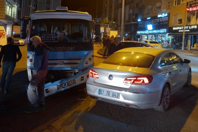 Freni tutmadı...Otomobile çarptı...