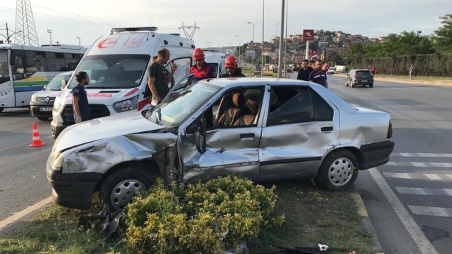 TIR ile otomobilin karıştığı kazada 3 kişi yaralandı.