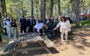 Vali ve eşi 'Orman Benim' etkinliğinde çöp topladı