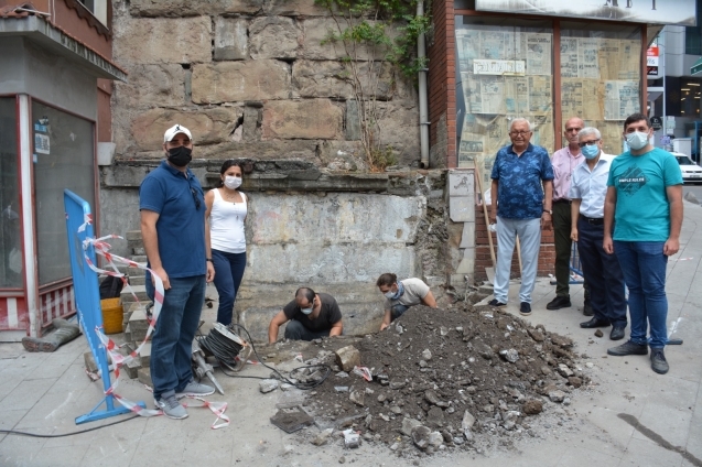 Tarihi çeşme gün yüzüne çıkıyor