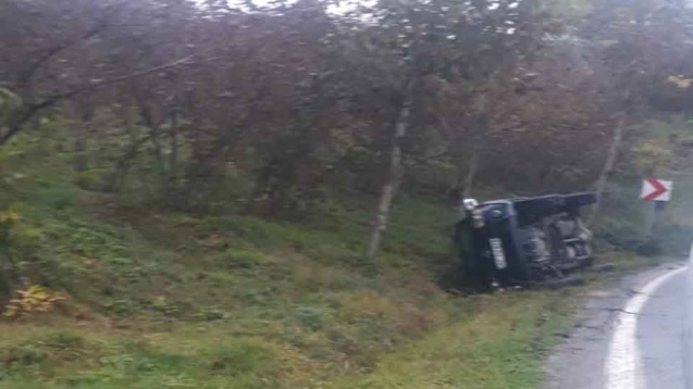 Direksiyon hâkimiyetini kaybeden sürücü aracı devirdi.