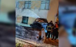 Kontrolden çıkan cip, eve girdi...