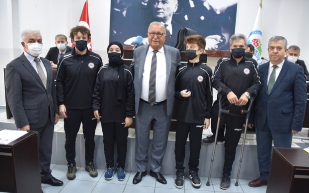 Ereğli’nin gururu yelkenciler, mecliste ödüllendirildi.