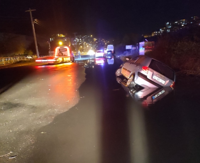 Otomobil yol kenarında bulunan kanala düştü.