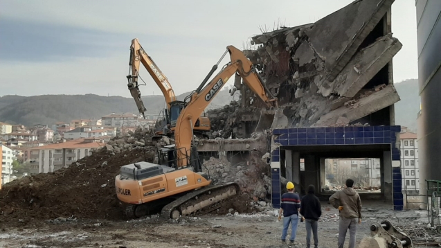 KDZ. EREĞLİ, METRUK BİNALARDAN TEMİZLENİYOR...
