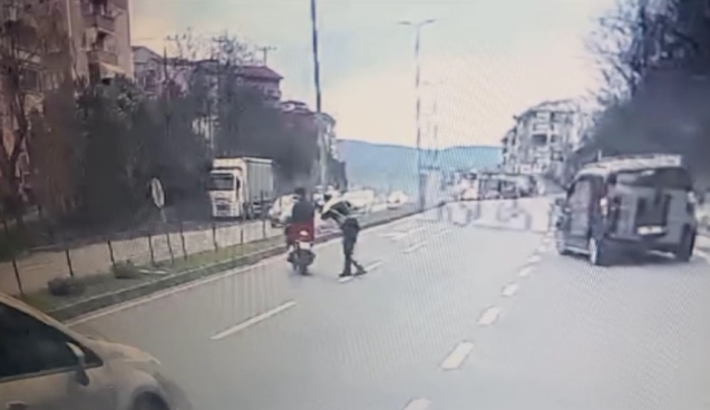 Dur ikazına uymadı...Motoru polisin üzerine sürdü...