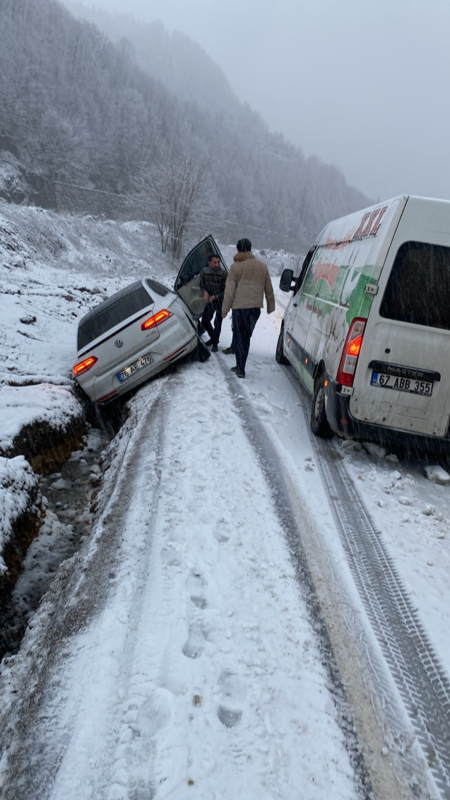 Kar yağışı nedeniyle hakimiyeti kaybetti...Kanala düştü...