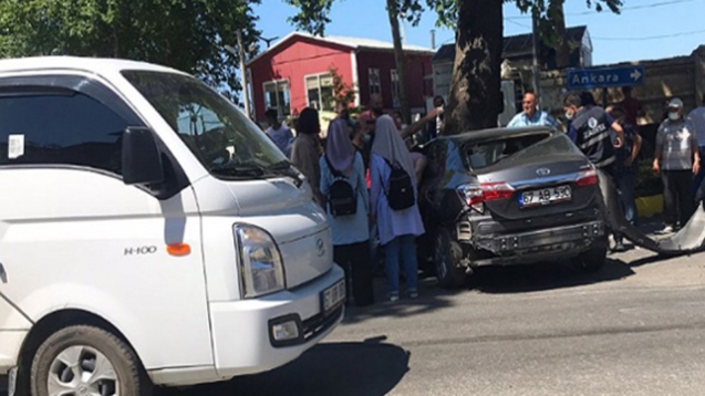Özel Halk Otobüsü ile otomobil çarpıştı: 1 yaralı