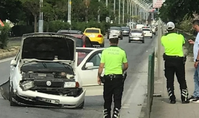 Kaldırıma çarparak durabildi... Araç hurdaya döndü...