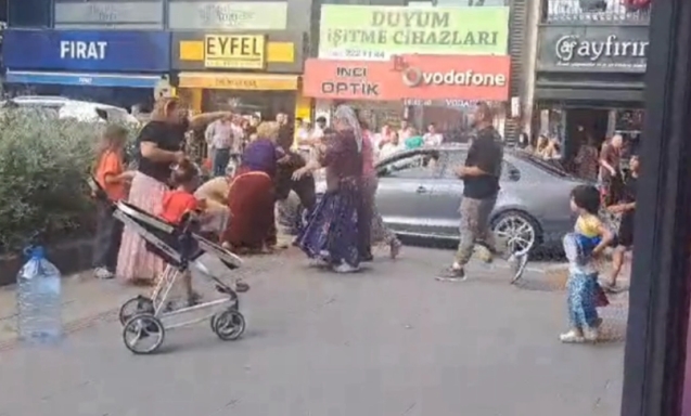 Saç baş kavga ettiler... Vatandaş ayıramadı...