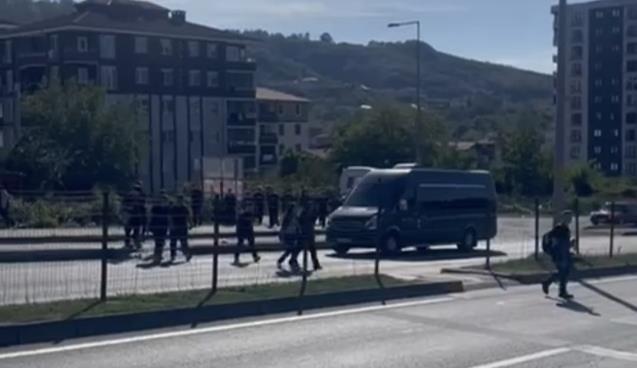 Öğrencilerin tehlikeli geçişleri kamerada...