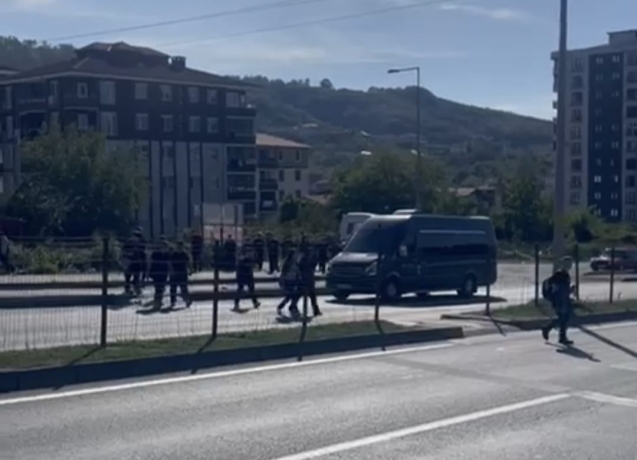 Öğrencilerin tehlikeli geçişleri kamerada...