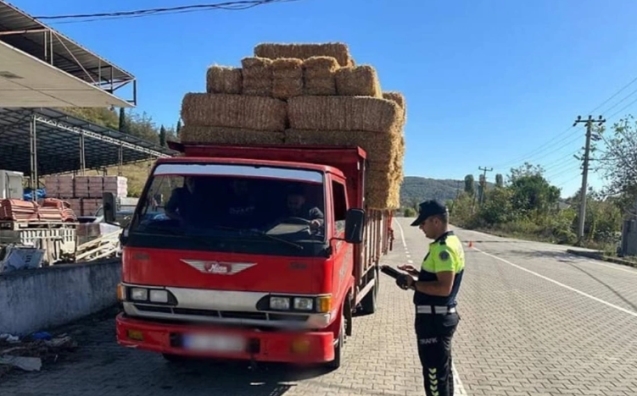 Trafik Jandarması Timleri yük taşıyan araçları denetliyor