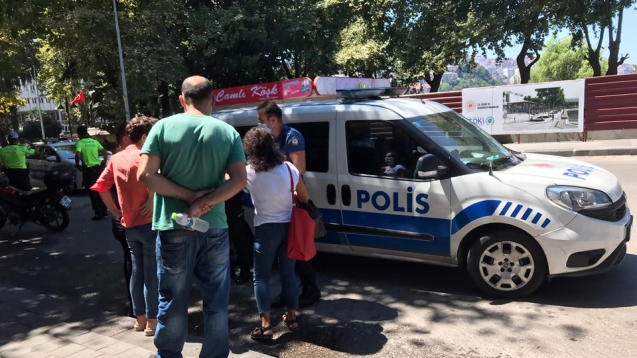 İki kadın arasında köpeğe su fırlatma kavgası...