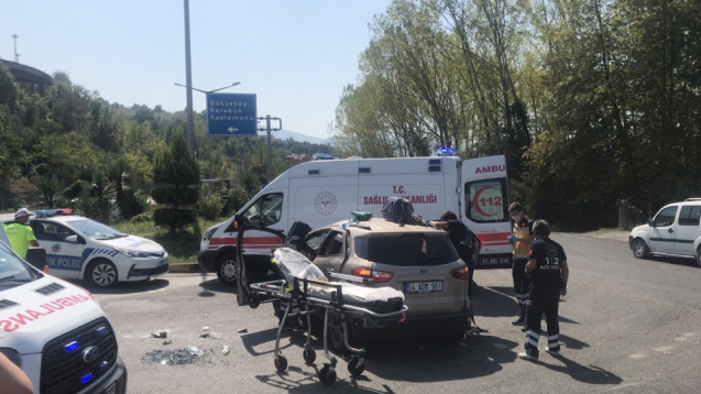 2 otomobil kafa kafaya çarpıştı: 3 yaralı...