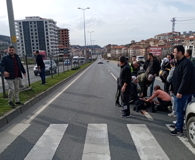 Motosiklet sürücüsünün çarptığı yaya ağır yaralandı.