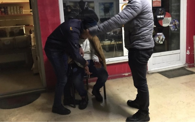 Bileklerini keserek canına kıymak istedi.