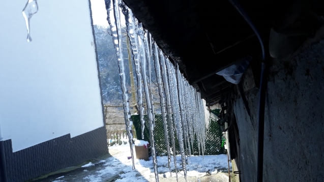 Buz sarkıtlar 60 santimetreye ulaştı...