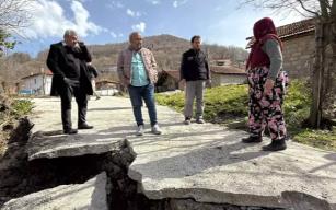 Heyelanda mahalledeki yol çöktü...