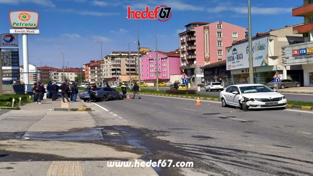 Otomobiller çarpıştı...