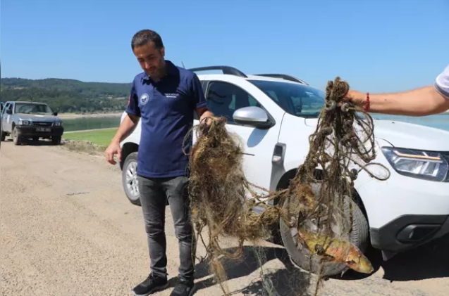 Göle bırakılan hayalet ağlar toplanıyor...