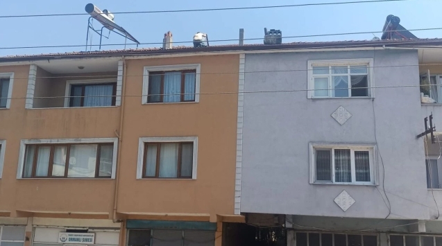 Çatıya çıktı... Canına kıymak istedi..