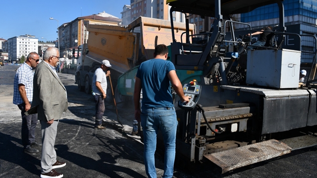 KENDİ İMKANLARIYLA ASFALT DÖKEN TEK BELEDİYEYİZ”