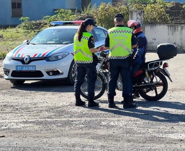 Jandarma Timleri trafik kontrollerine devam ediyor