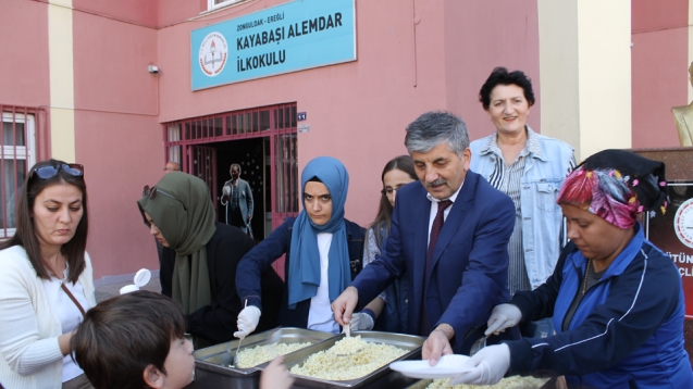 OKUL MÜDÜRÜNDEN ÖĞRENCİLERİNE JEST...
