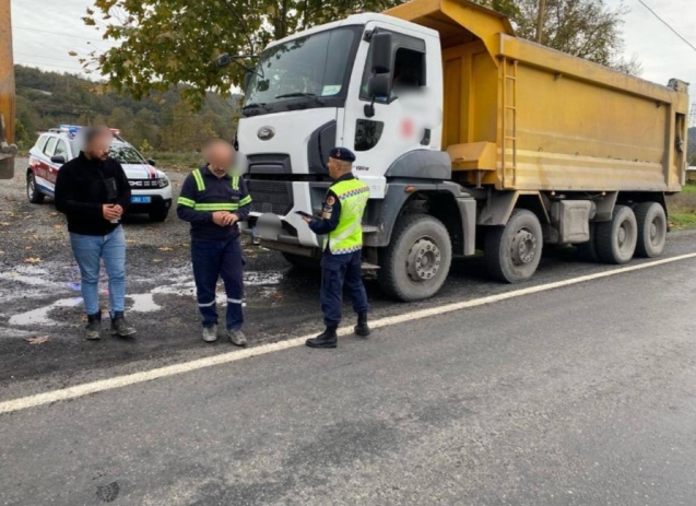 Trafik Jandarması Timleri yük taşıyan araçları denetliyor.