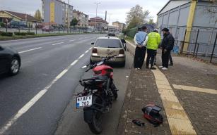 Motoru kaydırdı… Otomobillere çarptı…