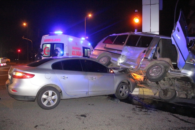 Alkollü sürücü kazaya sebep oldu... 4 yaralı...