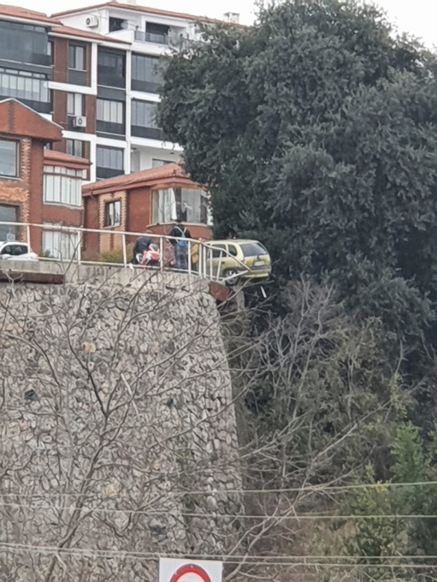 Direksiyon hâkimiyetini kaybetti...Korkulukta asılı kaldı...