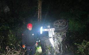 Otomobil şarampole uçtu... Araca sıkıştı..