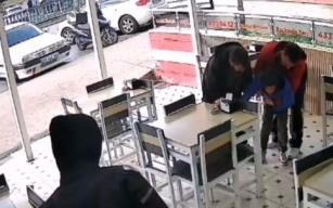 Heimlich manevrasıyla kurtardı; o anlar kamerada...